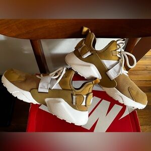 Nike Huraches Tan White Sz 8 Women
